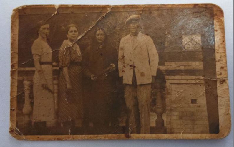 Encarnación Peruyera Salgado, en la fotografía es la dama a la izquierda con el abanico cerrado en la mano y el vestido claro. La fotografía estará tomada sobre el 1940.