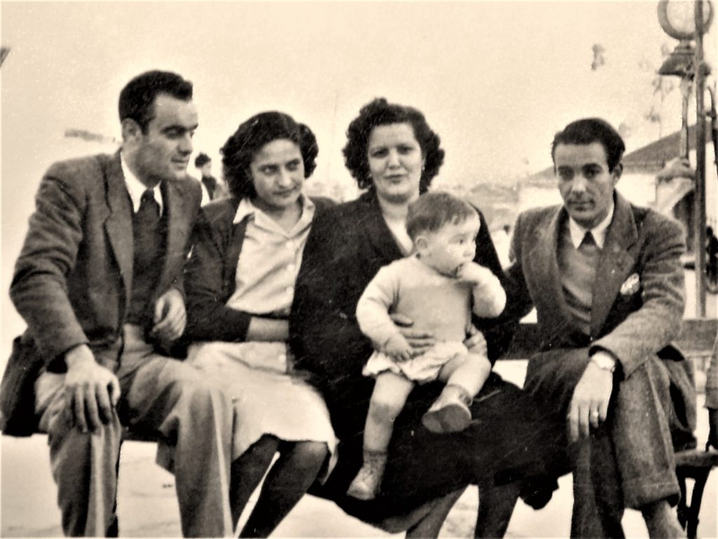 José Ramón Peruyera Ruiz a la derecha de la fotografía junto a sus hermanos Dolores y Jeronimo, su cuñada Luisa Lira y su sobrino (hijo de Dolores) José Miguel Sabino Peruyera.