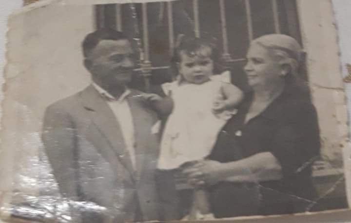 Juan Peruyera Salgado junto a su esposa Ana Márquez Rios y una nieta.