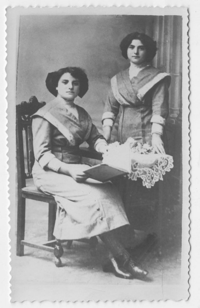 María y Teresa García Peruyera. 