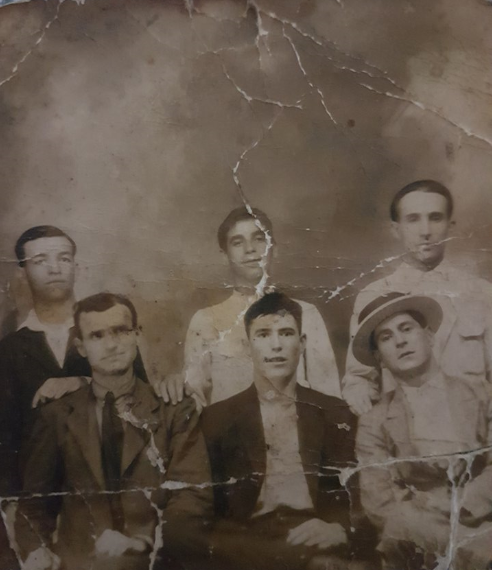 Manuel Peruyera Salgado (con sombrero) y amigos. Triana 1924.