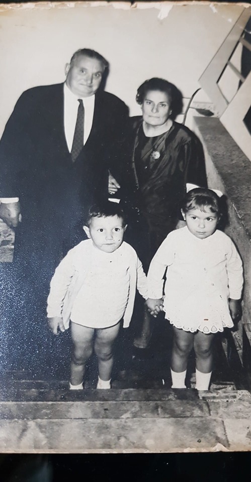 Nemesio y Elida Peruyera junto a sus nietos Nestor y Silvia Peruyera.