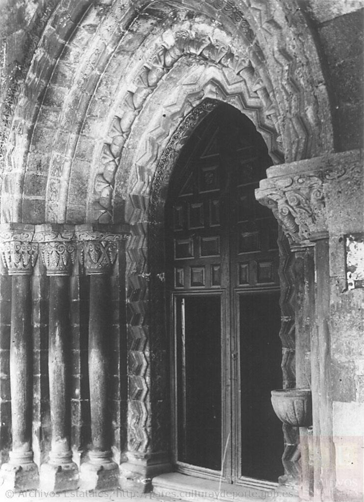 Portico de la iglesia de San Juan de Amandi.